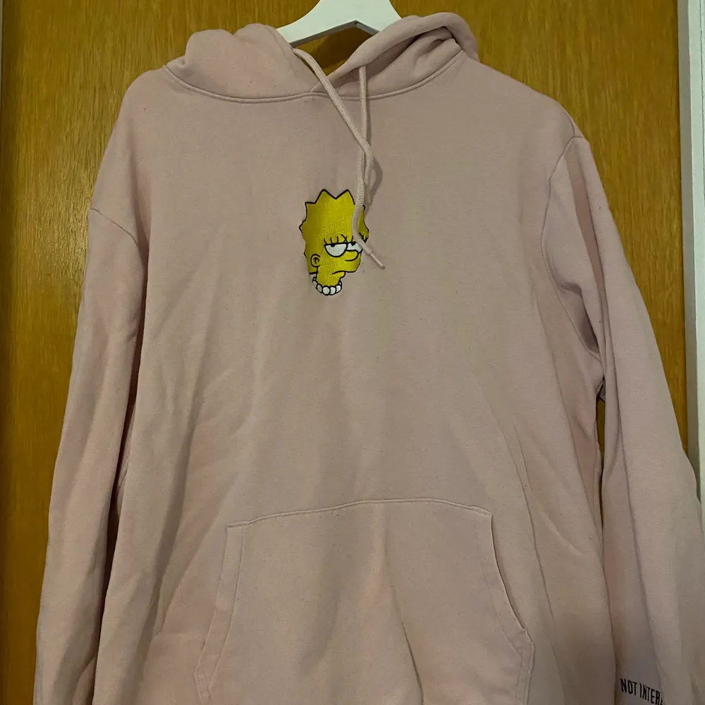 Rosa hoodie med Simpsons tryck storlek L . Tröjor & Koftor.