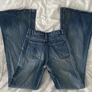 lågmidjade flare jeans - ett par lågmidjade bootcut som jag köpte här på plick men inte passade så säljer vidare 💕 står storlek W29 men skulle nog säga att de är i storlek 25-26 :) längd 34, fint skick annat än längst ner vid benen där det finns slitningar(skriv för mer bilder)