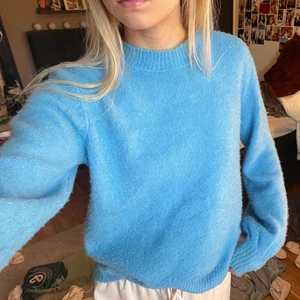 Blå stickad tröja - Supermysig stickad tröja i en så himla fin blå färg! Köpt på vero Moda sommarn 2019 så finns ej kvar. Använd en del men i fint skick! Storlek Xs men passar även S! 💙💙 