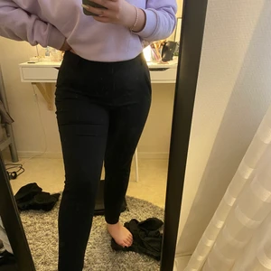 Kostymbyxor  - Superfina kostymbyxor som sitter super bra, är i ett skönt material, storlek M/32 men passar bra som en S också!!