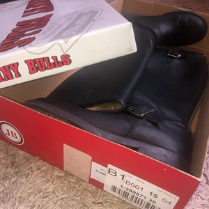 Johnny Bulls, storlek 38  - Äkta jhonnybulls skor som är köpta för 2100 och säljer nu för 800. Bra skick, endast använda tre gånger. Storlek 38. 