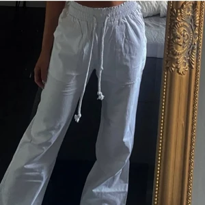 Linnebyxor  - Säljer dessa så fina linnebyxor från By Anastasia, aldrig använda så i nyskick. Supergullig liten stjärna på ena fickan! Likadan som första bilden fast beiga💕