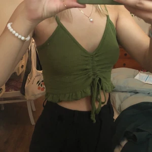 Bikbok topp - En grön bikbok-top som man kan justera med band. Toppen är i storlek XS och är sällan använd. Köparen står för frakten. 