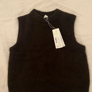 Stickad väst från arket - Brun väst från arket. Oanvänd med prislappen kvar och storlek s. Nypris 800kr men säljer för 250kr + frakt 