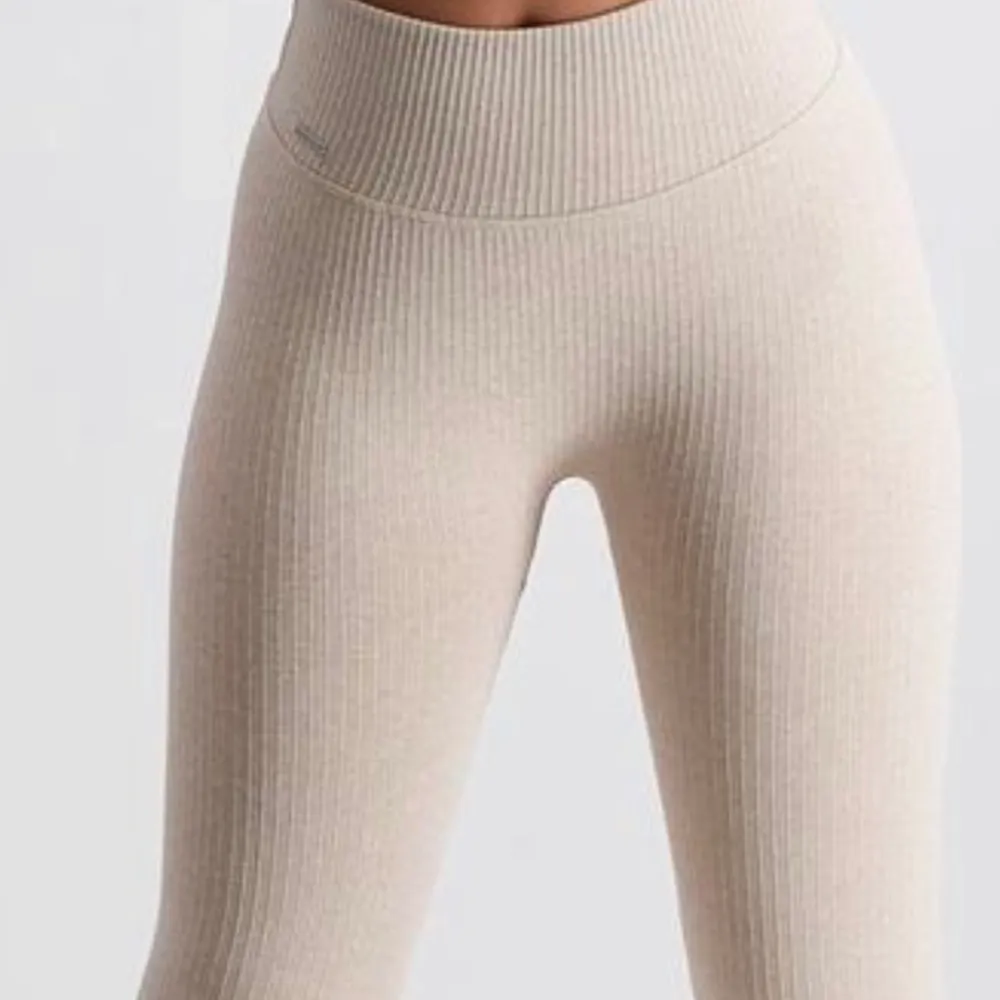 Säljer nu mina tights, för jag använder de knappt tyvärr så de ligger mest i garderoben. (Går att få fler bilder)💕 frakten är inkl. i priset🥰. Jeans & Byxor.