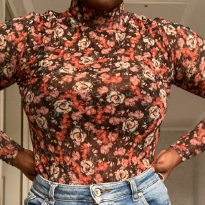 Mesh tröja  - Blommig (floral) mesh topp 