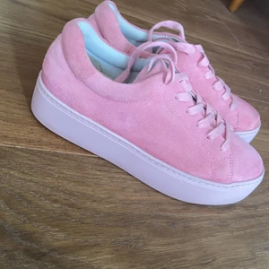 Skor -  Rosa skor i äkta mocka, skinn, läder 👟 . Andvända ett fåtal gånger. Storlek 36. Ord pris: 1050kr 