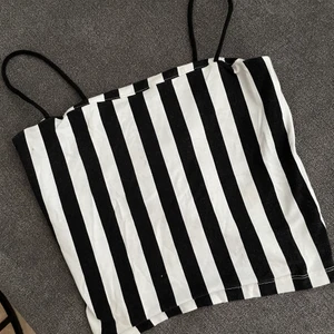 Svartvit topp  - Svartvit topp från Gina Tricot i storlek M🖤 30kr+frakt