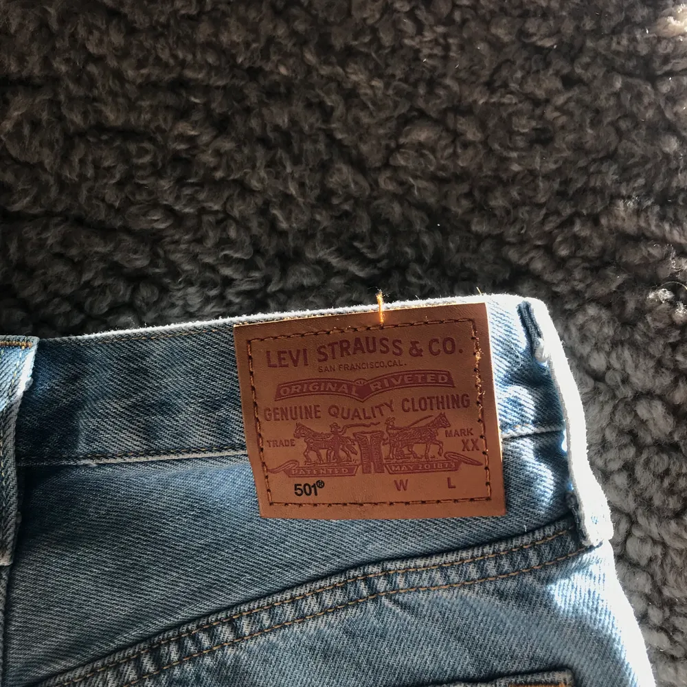 Säljer dessa blå jeansshorts i modellen 501 från Levis. De är storlek W23, säljs pga att jag gått upp i storlek. De är använda fåtal gånger. Köpta för 500kr. Startbud 200kr. Shorts.