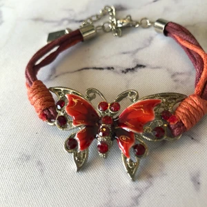 Fjärilsarmband - Rött fjärilsarmband☺️! Superfint nu till sommaren! 30kr, 12kr frakt 