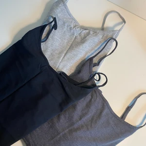 Linnen 3-pack - Säljer dessa tre linnen. Det svarta är från H&M i strl M/L. De båda gråa har ställbara axelband, är i strl L och kommer från  Jacqueline de Yong. Alla tre i fint skick!☺️ Ser gärna att alla säljs tillsammans. Alla för 70kr eller ett för 40kr (+frakt)🤍