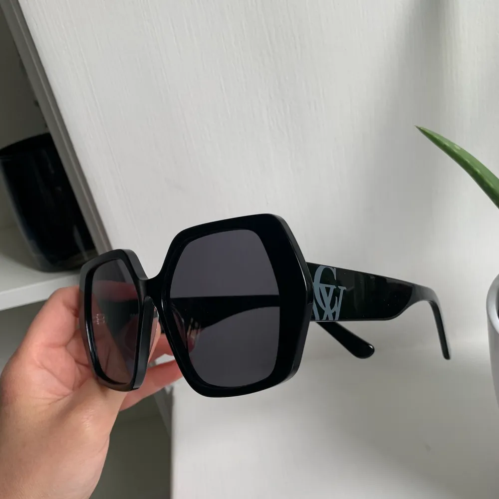 Instressekoll på mina helt nya svarta Carin Wester solglasögon! Har endast testat dom så dom är i finaste skicket. Köpta på Åhléns för 500kr💕💕  (priset kan diskuteras). Accessoarer.