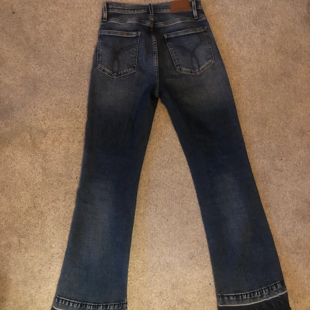 Såå coola jeans men tyvärr för korta på mig, därav knappt använda. Extremt sköna och stretchiga! Fina detaljer på bakfickorna och längst ner😍 Nypris ca 800kr. Frakt tillkommer på 66kr.. Jeans & Byxor.