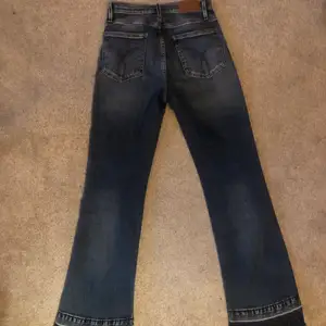 Såå coola jeans men tyvärr för korta på mig, därav knappt använda. Extremt sköna och stretchiga! Fina detaljer på bakfickorna och längst ner😍 Nypris ca 800kr. Frakt tillkommer på 66kr.