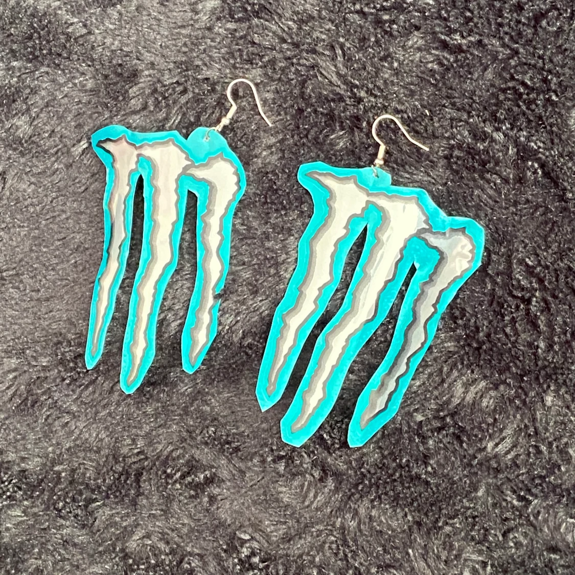 Jumbo statementörhängen med Monster-logga - 90