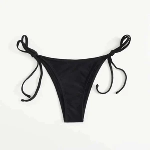 Svart Bikini underdel  - Superfin underdel som inte satt som tänkt! 🥺 obs bilder lånade från shein! (Förutom andra)  dem är bara testade på med trosor! 