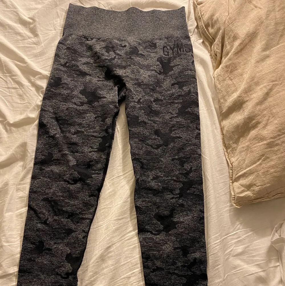 Super fina tights från gymshark som  är helt oanvända använda. Jag gjorde en garderobsränsning och insåg att det är bättre att någon annan får användning för dem! De är slutsålda på hemsidan! Ny pris 750kr. Jeans & Byxor.