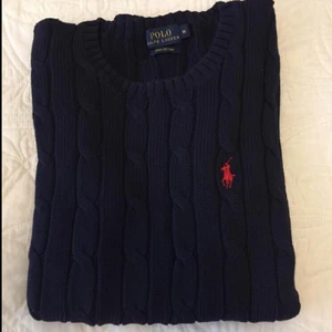 Polo  Ralph Lauren sticka tröja - Kabelsticka tröja i strl M från Polo Ralph Lauren. 
