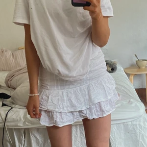 Volangkjol - Trendig och fin volangkjol. Perfekt inför sommaren! Köpt förra sommaren, och tycker verkligen den är jättefin men har tyvärr blivit lite för stor. Den är i bra skick! Skriv om du har frågor💘