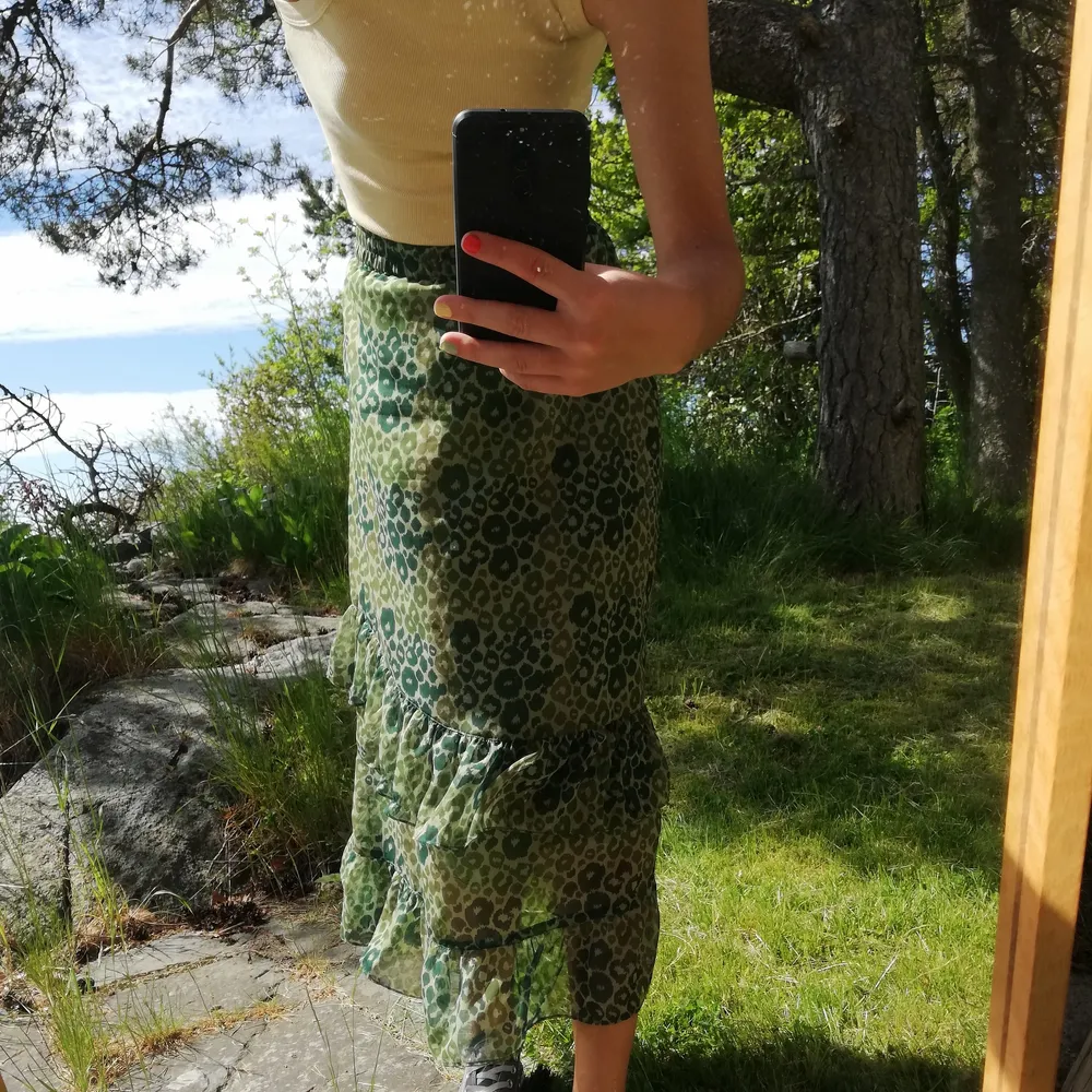 Superfin kjol från Hosbjerg! Köpt här på Plick men säljer vidare då den är för stor för mig som vanligtvis har XS. Har resår i midjan och skulle säga att den skulle sitta perfekt på S/M. Frakten ingår i priset! ✨. Kjolar.