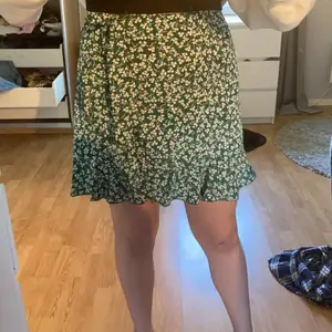 En fin grön blommig kjol från SHEIN med en ziplås. Helt oanvänd. 