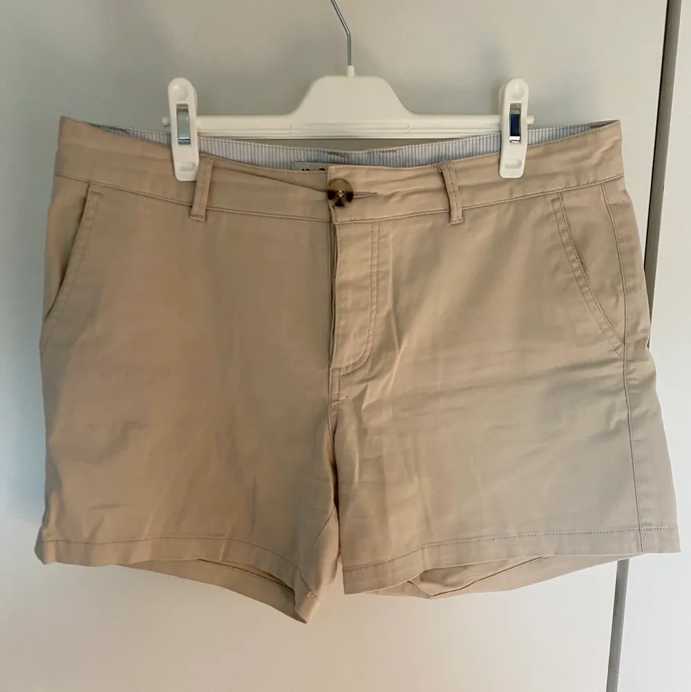 Säljer dessa beiga shorts från Bondelid i strl 40✨ Fint sick, 80kr + frakt☺️. Shorts.