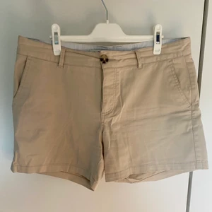 Shorts - Bondelid - Säljer dessa beiga shorts från Bondelid i strl 40✨ Fint sick, 80kr + frakt☺️