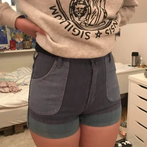 söta shorts 90-tal - Vintage shorts med 90-talskänsla. Mjukare än vanliga jeans och väldigt fina färger. Älskar dom verkligen men är tyvärr för små :((( passar hellre någon med strl 34/36 eller xs/s då jag har m eller 38. 