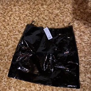 Lack kjol stl 40!  - Har aldrig använt kjolen. Kjolen är i bra skick och prislappen sitter kvar !  Original priset : 300kr 