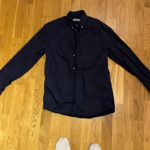 Whyred skjorta - Säljer en Whyred skjorta i storlek 46 för herr. Funkar både för kvinnor och män. Använt väldigt lite. 