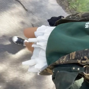 Vit volangkjol  - Jag säljer denna sååå söta volangkjol i storlek xs pga råkade köpa två. Den är så fin nu till sommaren och funkar med allt💕