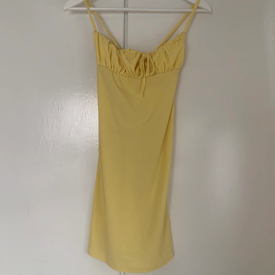 Kort gul klänning strl 34 - 90