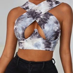 Snygg topp - Skit snygg topp med mönster i ljusa färger. Grå/lila skulle jag säga. Är så sjujt snygg på men förstor på mig. Passar s och m. Både små som stora bröst.