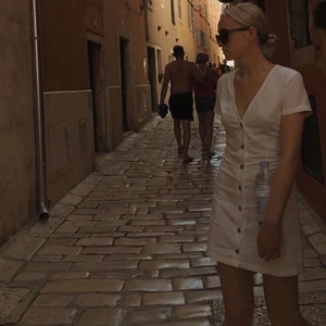 Sommarklänning  - FINASTE SOMMARKLÄNNINGEN😩😍 vit klänning med beigebruna knappar👌🏼 går att dra åt i midjan med snörena där bak om man vill ha den tajtare! Från & Other stories i väldigt fint skick❤️ perfekt till studenten! Säljer då den blivit för kort för mig tyvärr, är 1,75