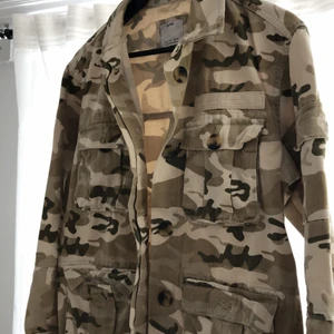 Jeansjacka camo - Camoflage färgad jeansjacka från Bershka. Storlek S, man får plats med t.ex. en hoodie under. 