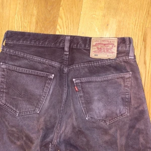 Levis 501 jeans - Bruna jeans från Levis. Köpt second hand. 🤎 Använder för sällan. Mötas eller frakt mot avgift
