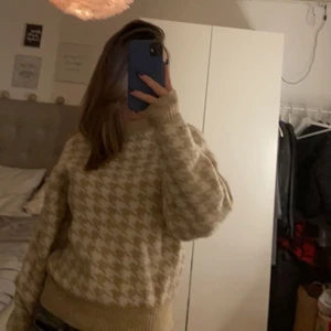 Beige och vit tröja med mönster - Beige och vit tröja med mönster. Jättemysig och mjuk så den passar perfekt nu när det är kallt ute. Den är i storleken XS men jag skulle säga att den passar som S