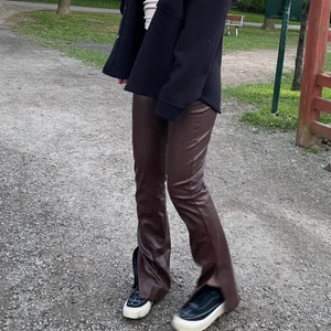 Bruna skinnbyxor - Säljer nu mina fina bruna byxor i läderimitation från nelly, då jag har ett par andra så dessa kommer inte till användning. De är använda 1 gång. Strl XS och lite för långa för mig som är 161cm. Köpta för 500 💕