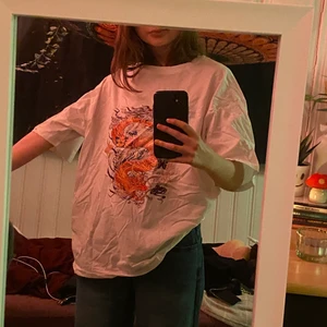 vit t-shirt - oversized t-shirt med coolaste draktrycket! s men passar nog m också! inte kommit till användning då det inte riktigt är min stil