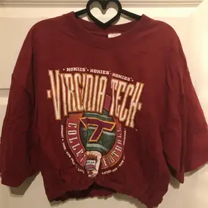 En vinröd t-shirt från Urban outfiters, med gummiband ner till för att kunna göra tröjan så bylsig och kan ge en instoppad look utan att behöva stoppa in den. (Köpt i london) storlek M