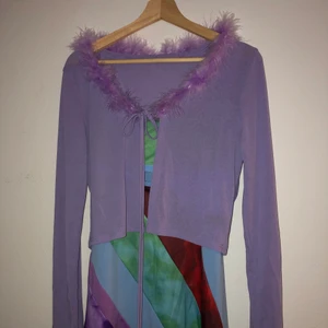 Klänning och cardigan y2k - Fin klänning och cardigan. Båda för 150kr. Storlek M