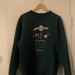Looney Tunes Sweatshirt  - Grön sweatshirt med coolt looney tunes tryck!!! Köptes här på plick och är i bra skick. Liknande säljs på andra sidor för 450-900kr. Buda gärna privat!✨