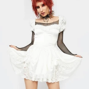 Vit klänning  - Intressekoll på denna fantastiska klänning från Dollskill. Köpte den i hopp om att kunna använda den på studenten men den är tyvärr för stor. Endast testad med lapparna på. Kostade 54€ (550kr) på hemsidan. Hör av dig om du har några frågor :) 