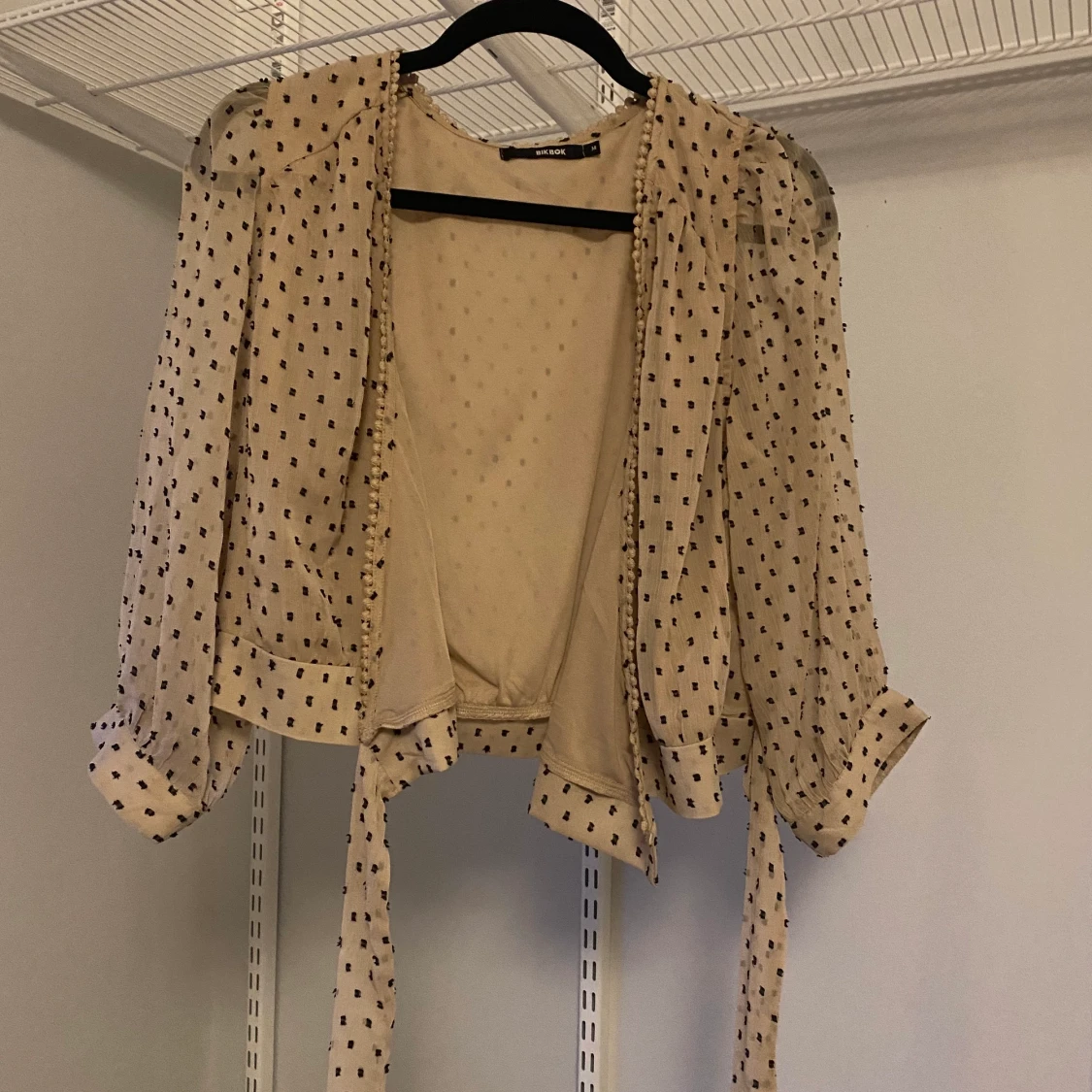 Beige omlott blus Bikbok strl M - 90