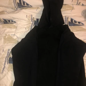 Xs - Gjorde en egen svart hoddie och den är varm