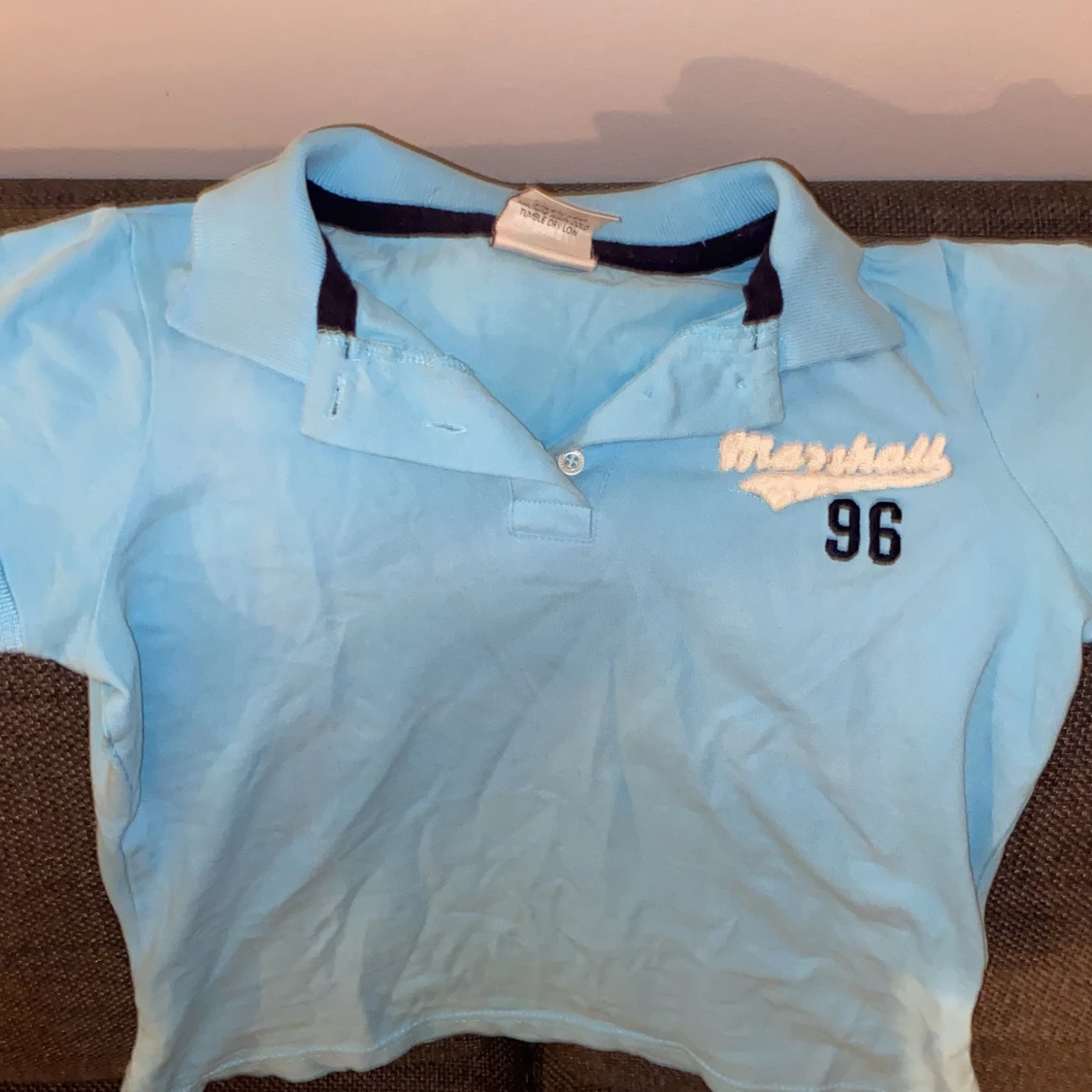 Croppad pikétröja i ljusblått  - 90