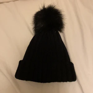 Svart trendig mössa - Superfin svart trendig mössa. Nästan aldrig använd. Har tyvärr inte koll på vart den kommer ifrån då jag haft den ett tag. Nyskick. Bra kvalite. Perfekt nu till vintern. Köparen står för frakten som är 30kr!
