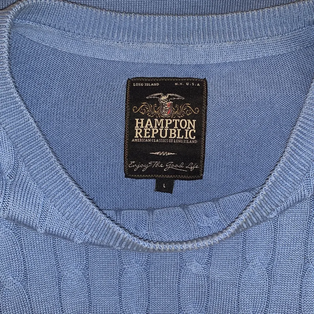 Blå stickad hampton republic tröja, mycket bra skick. Väldigt skön och lätt. Säg till så skickar jag fler bilder eller om du har frågor:). Stickat.