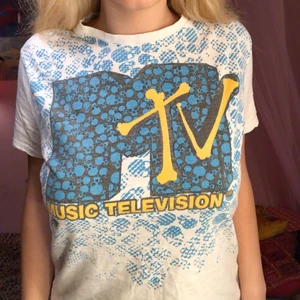 Mtv vintage t-shirt tröja  - M-tv T-shirt😍 den är lite urtvättad och ser därmed vintage och cool ut❤️