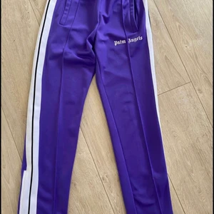 Palm angels trackpants  - Cond 9/10 inga flaws!. De är köpta online. Digitalt kvitto finns. Inget og medföljer. Passar de mellan 175-180cm. Har ingen stress med att sälja de, lägger mer upp för att se intresse kollen kring de. 